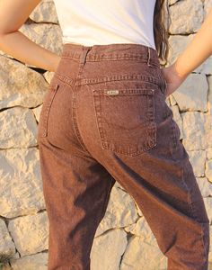 Mom jeans in brown. High rise. Zipper fly. Front and back pockets. Tapered leg. Size EU 40 / UK 12 Actual measurements - 30"(76cm) waist - 40"(102cm) hips - 30.5"(77cm) inner leg - 13"(33cm). Composition - 100% Cotton Condition - Excellent. Sustainability - Vintage Handpicked, repaired and ready to wear. This is an original vintage item, not new and minor signs of wear and age are expected, we will highlight any major flaws. Model is a size UK 6/8 and is 5'7" tall Casual Brown Tapered Leg Jeans, Brown Jeans With Belt Loops For Fall, Brown Fall Jeans With Belt Loops, Brown Denim Straight Leg Bottoms, Brown Straight Leg Denim Bottoms, Brown Straight Leg Denim Pants, High Waist Brown Jeans With Pockets, Mid-rise Brown Pants With Belt Loops, Brown Tapered Leg Jeans With Five Pockets