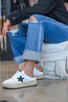 Elevate your style with the Happi High Rise Jean. Made from super stretchy, high quality material, these jeans provide a comfortable and trendy fit. The unique style of these jeans will make you stand out, while the hidden branding adds a touch of sophistication. True to size, these jeans will become a staple in your wardrobe. Sneaker Booties With Jeans, Converse Outfit Summer, Blonde Styles, Shoe Lace Patterns Sneakers, Hey Beautiful, Mid Size Fashion, Denim Inspiration, Trendy Fits, Clothing Winter