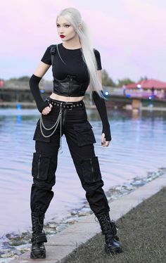 Techwear Women, Techwear Outfits, Techwear Fashion, Goth Outfit, Women Cargo Pants, Black Clothes, Tactical Pants, Gothic Girls, Women Cargos