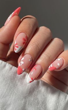 Looking for some flower nail designs? Check out this list of 35+ simple and cute flower nails! Perfect for gel, acrylic, and natural nails. From beautiful French tips to vibrant pink, white, blue, yellow, and green hues, these floral nail designs will add a touch of beauty to your fingertips. Plus: spring nails, summer nails.  (📷 simlynail IG) Simple But Cute Nails, Spring Energy, Nails Floral, Unghie Nail Art, 2024 Nails, Summery Nails, Flower Nail Designs, Nails 2021