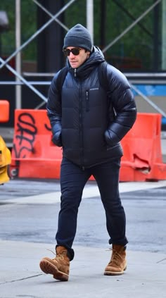 #jakegyllenhaal Mens Winter Snow Outfits, Outfit Nieve, Timberland Outfit, Older Mens Fashion, Winter Outfits Snow, Mens Winter Fashion Outfits, Timberland Boots Outfit, Wool Hats, Snow Outfit