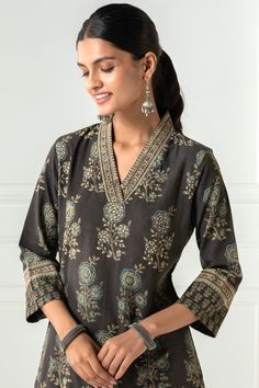 Block Print Kurta Designs Women, Trending Kurtas For Women, Printed Cotton Suit Designs, Ajrakh Kurta Designs, New Latest Neck Design For Suit, Block Print Kurti Designs, Straight Kurti Designs, Printed Kurtas, Cotton Suit Designs