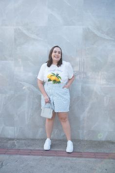 Look plus size usando t-shirt com estampa de limão siciliano e short listrado azul usado por influenciadora de moda plus size Cinderela de Mentira, Ana Luiza Palhares. Plus Size Sewing, Look Plus Size, Vestido Plus Size, Moda Plus, Look Plus, Curvy Fashion, Plus Size Fashion, Plus Size