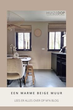 an image of a dining room with chairs and table in the center, and text overlay that reads een warme beige muur leer less alles over op m'n blog