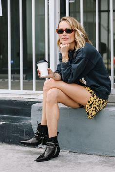 Anine Bing Style, Annie Bing, Elegante Y Chic, Rock N Roll Style, Leandra Medine, Cool Girl Style, Coffee Fashion, Paris Mode, Style Punk