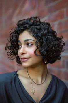 Woman with a chic curly bob, ideal for heart-shaped faces Short Bob With Side Swept Bangs, French Bob Curly Hair 3b, Bob For Heart Shaped Face, 2c Bob, Bob Cut For Chubby Face, Short Curly Bob Haircut, Curly Hair Bob, Curly Bob Haircut, Shirt Curly Hair