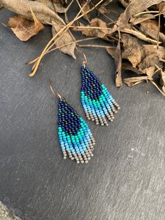 Navy blue turquoise ombre earrings - Small Beaded earrings - Fringe dangle earrings - Short beaded earrings - Bohemian earrings- Boho chic ♥𝑇ℎ𝑒 𝑝𝑎𝑡𝑡𝑒𝑟𝑛 𝑜𝑓 𝑡ℎ𝑖𝑠 𝑒𝑎𝑟𝑟𝑖𝑛𝑔 𝑖𝑠 𝑐𝑟𝑒𝑎𝑡𝑒𝑑 𝑏𝑦 𝐾𝑎𝑍𝑒𝐵𝑒𝑎𝑑𝐽𝑒𝑤𝑒𝑙𝑟𝑦 ♥𝑀𝑎𝑑𝑒 𝑢𝑠𝑖𝑛𝑔 𝑓𝑟𝑒𝑒ℎ𝑎𝑛𝑑 𝑏𝑒𝑎𝑑𝑖𝑛𝑔 𝑤𝑜𝑣𝑒𝑛 𝑡𝑒𝑐ℎ𝑛𝑖𝑞𝑢𝑒𝑠 𝑤𝑖𝑡ℎ 𝑠𝑡𝑟𝑜𝑛𝑔 𝑠𝑦𝑛𝑡ℎ𝑒𝑡𝑖𝑐 𝑡ℎ𝑟𝑒𝑎𝑑. ♥𝑇ℎ𝑒 𝑠𝑖𝑧𝑒 𝑜𝑓 𝑡ℎ𝑒 𝑠𝑒𝑒𝑑 𝑏𝑒𝑎𝑑𝑠 𝑢𝑠𝑒𝑑 𝑖𝑠 2 𝑚𝑖𝑙𝑙𝑖𝑚𝑒𝑡𝑒𝑟𝑠 𝑎𝑛𝑑 𝑏𝑒𝑎𝑑𝑠 𝑎𝑟𝑒 ℎ𝑖𝑔ℎ 𝑞𝑢𝑎𝑙𝑖𝑓𝑖𝑒𝑑. ♥𝐴𝑙𝑙 𝑡ℎ𝑒 ℎ𝑜𝑜𝑘𝑠 𝑢𝑠𝑒𝑑 𝑖𝑛 𝑜𝑢𝑟 𝑗𝑒𝑤𝑒𝑙𝑟𝑦 𝑎𝑟𝑒 24 𝑘 𝑔𝑜𝑙𝑑 𝑝𝑙𝑎𝑡𝑒𝑑 𝑎𝑛𝑑 ℎ𝑦𝑝𝑜𝑎𝑙𝑙𝑒𝑟𝑔𝑒𝑛𝑖𝑐. ♥𝑇ℎ𝑒𝑠𝑒 𝑎𝑟𝑒 𝑣𝑒𝑟𝑦 𝑙𝑖𝑔ℎ𝑡 𝑒𝑎𝑟𝑟𝑖𝑛𝑔𝑠 𝑡ℎ𝑎𝑡 𝑦𝑜𝑢 𝑐𝑎𝑛 𝑤𝑒𝑎𝑟 𝑎𝑙𝑙 𝑑𝑎𝑦 𝑤𝑖𝑡ℎ𝑜𝑢𝑡 ℎ𝑢𝑟𝑡𝑖𝑛𝑔 𝑦𝑜𝑢𝑟 𝑒𝑎𝑟! The onl Cheap Blue Bohemian Beaded Earrings, Cheap Bohemian Blue Beaded Earrings, Short Fringe Beaded Earrings, Small Beaded Earrings Native American, Short Beaded Earrings, Blue Beaded Fringe Earrings, Small Beaded Earrings, Earring Inspired, Miyuki Beads Pattern