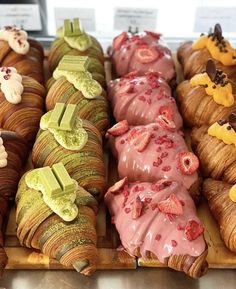 Different croissants Dolci Finger Food, Pastel Cupcakes, Bakery Cafe, Cute Desserts, Food Cravings, I Love Food