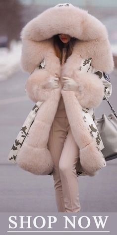 Cotton Coat, Rocker Girl, Fur Coats, Winter Collars, Warm Coat, Cotton Jacket, Outfit Idea, Everyday Style, Sling Bag