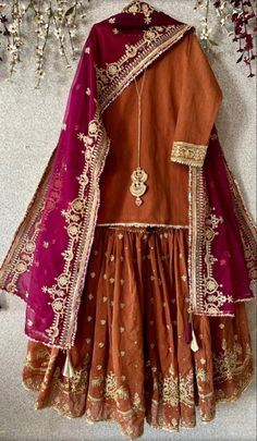 Bridal Outfits Wedding Pakistani, Dholki Clothes, Gharara For Mehndi, Mehndi Suit Designs, Bride's Sister Dress, Pakistani Gharara Designs, Gharara Designs Pakistani, Gharara Designs Indian, Garara Designs Pakistani Dresses