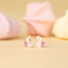 Swan stud earrings 925 Sterling silver. These cute swan stud earrings are a real eye-catcher. The 925 sterling silver and enamel earrings are the perfect children's jewelry and a great gift. ❤ DETAILS 925 sterling silver, enamel Silver, pink 6x8 mm 1 pair (including 2 ear nuts) The earrings are delivered in a pretty jewelry box. ❤ More stud earrings in 925 sterling silver: https://www.etsy.com/de/shop/GluecksbringerinShop?ref=condensed_trust_header_title_sold&section_id=30254870 ❤ More stud earrings: https://www.etsy.com/de/shop/GluecksbringerinShop?ref=condensed_trust_header_title_sold&section_id=31467455 ❤ My shop: https://www.etsy.com/de/shop/GluecksbringerinShop?ref=search_shop_redirect Silver Swan, Girl Jewelry, Childrens Jewelry, Enamel Earrings, Silver Enamel, Kids Jewelry, Pretty Jewellery, Jewelry Earrings Studs, Jewelry Box