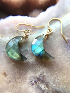 Beautifully handcrafted boho labradorite earrings on Sterling silver or 14k Gold filled will take any outfit to that bohemian goddess 🌱 lookChoose your finish from the drop down menu -- all stones will have a luxurious flash to them at all different angles in the sun. Your labradorite earrings will come in a velvet bag Selenite Necklace, Raw Stone Earring, Moonstone Pendant Necklace, Rainbow Moonstone Necklace, Crescent Moon Earrings, Healing Crystal Jewelry, Labradorite Earrings, Moon Crystal, Labradorite Jewelry