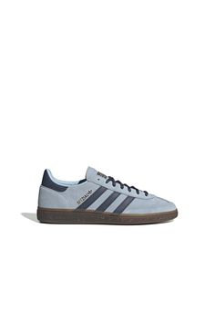 adidas Handball Spezial Shoes Clear Sky/Shadow Navy/Gum The Handball Spezial revives an adidas archive classic from the '70s. Originally designed for elite handball players, this retro-inspired shoe has earned its spot in the street style rotation. A premium suede upper provides a supple feel, while the gum rubber outsole offers flexible traction. The iconic T-toe keeps it classic from the top down, while serrated 3-Stripes and gold-letter branding on the tongue label and sides provide the finishing touch. Step into these shoes and experience the look of a memorable era retooled for modern comfort. Adidas Spezial Navy, Spezial Shoes, Handball Players, Adidas Handball Spezial, Adidas Handball, Adidas Spezial, Gold Letter, Clear Sky, Karen Walker