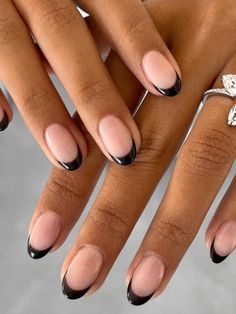 short black french tips Short Dip With Tip Nails, Round Almond Nails Short Design, French Nails On Oval Nails, Short Rounded Nails French Tip, Oval Nails Black Tips, Short Oval Nails Color, Short Work Nails Acrylic Almond, Black Tip Oval Nails, Colored French Tip Nails Short Round