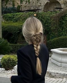 Blond Ponytail Aesthetic, Straight Hairstyles Ponytail, Old Money Hair Styles Woman, Mid Hair Hairstyles, Outfit With Ponytail, Pretty Hair Aesthetic, Autumn 2024 Hair Trends, Long Blonde Hair Aesthetic, Black Hair In A Ponytail