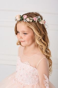 Welcome to iGirlUS! Our enchanting girls' hair flower crown is the perfect accessory to add a touch of whimsy and elegance to any special occasion. Handcrafted with love and attention to detail, this floral headpiece is designed to make your little one feel like a fairy princess. Tiara Floral, Bohemian Flower Crown, Communion Hairstyles, Floral Hair Wreath, Girl Graduation, Pink Flower Crown, Flower Tiara, Bohemian Flower