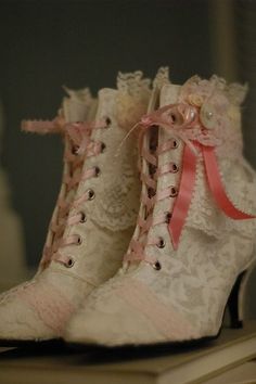 Marie Antoinette Shoes Marie Antoinette Shoes, Era Victoria, Gaun Abad Pertengahan, Moda Vintage, Pretty Shoes, Mode Vintage, Historical Fashion, Lolita Fashion