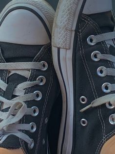 Converse Aesthetic, Black Converse, Cute Sneakers, Perfect Life, Up Shoes, Chuck Taylor Sneakers, Converse Shoes, Sneaker Head, Converse Sneaker