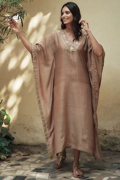 Champagne Hand Embroidered Kaftan Design by House of Pink at Pernia's Pop Up Shop 2021 Kaftan Suits Salwar Kameez, Indian Kaftan Outfit, Kaftan Designs 2024, Kaftan Neck Designs, Kaftan Suit Design, Kaaftaan Designs, Kaftan Pattern Kurti, Kaftan Kurti Designs, Kaftan Outfit Ideas