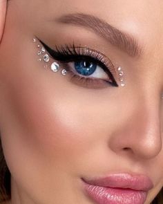 Eyeliner With Jewels, Silver Face Jewels, Jewel Eye Look, Diamonds On Makeup, Crystal Eye Makeup Rhinestones, Zircons Makeup, Make Up Jewels Eyes, Crystals On Eyes Makeup