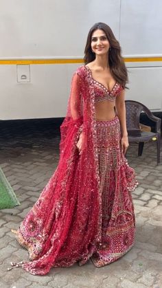 Pink Garba Outfit, Indian Red Carpet Looks, Bridal Wedding Dresses Indian, 90s Indian Fashion, Garba Outfit Modern, Lehenga Bridal Look, Red Lehenga Bridal, Mustard Lehenga, Bridal Choli