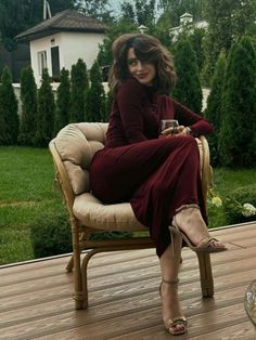 Wine Red Outfit, Dark Feminine Style, Costum Elegant, Long Sleeve Mesh Dress, Style Mistakes, Basic Outfits, Classy Women, Looks Vintage, Elegant Outfit