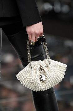 Detail Photos, Pearl Bag, Fancy Bags, Christmas Trends, Bag Trends, Fall 2022, Best Bags, Beaded Bags