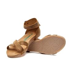 a pair of women's sandals with straps on the toes and heel, in tan leather