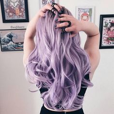 La imagen puede contener: una o varias personas e interior Light Purple Hair Dye, Rambut Brunette, Cotton Candy Hair, Dyed Hair Purple, Candy Hair