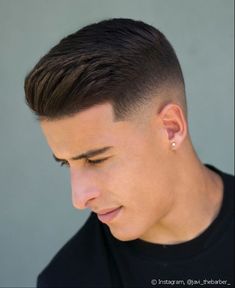 Corte militar: degradê, sidecut, reto... se inspire em 7 estilos para o renovar o visual masculino Short Hair For Boys, Pompadour Haircut, High Fade Haircut, Gents Hair Style