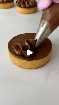 Valeria Ricciardi   Pasteleria - Recetas - Cursos on Instagram: "3 ingredientes = receta de la crema de chocolate súper fácil 💣

👉Porque el público se renueva... lo vuelvo a compartir!

👉Crema de chocolate: 
Ingredientes 

✔️200 g de chocolate amargo o semiamargo
✔️150 g de azúcar impalpable 
✔️250 g de queso crema (utilicé casancrem)

Procedimiento:

👉Derretir el chocolate en microondas o a baño María. Dejar entibiar para agregar el resto de los ingredientes 
👉Tamizar el azúcar impalpable 
👉El queso crema sacarlo de la heladera unos 15 minutos antes de usar para que no esté frío al usarlo.
👉Mezclar todos los ingredientes a la vez con un batidor hasta lograr una crema homogénea y brillosa.
👉Colocar en un recipiente con folex o film en contacto y llevar a la heladera hasta el día si Dessert