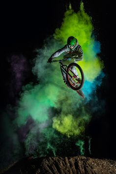 Mtb Wallpaper, Bmx Tricks, Mountain Bike Action, Enduro Motocross, Cycling Posters, Mountain Bike Helmets, Animation Wallpaper