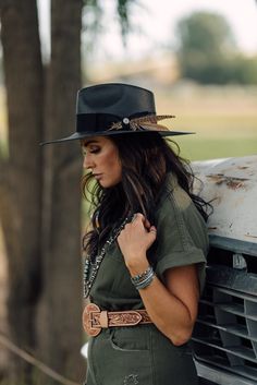 The stylish wide brim Atacama brings a modern appeal to a classic style. The oversized feathers on the hat are just one of its unique features. 4" Flat Brim and 5" Teardrop Crown All Natural Shantung Straw Firm Finish Made in the USA Brim Hat Outfit, Charlie 1 Horse Hat, Nfr Style, Classy Hats, Country Hats, Black Cowgirl, Flat Brim Hat, Cowgirl Aesthetic, Western Girl