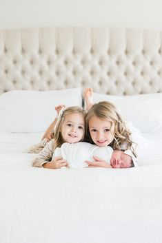 Newborn Photos With Siblings Outfits, Family Of 5 Photo Ideas With Newborn, Maternity Photography Ideas With Siblings, Newborn Photography 3 Siblings, Sibling Bed Photoshoot, Newborn Photos With 2 Older Siblings