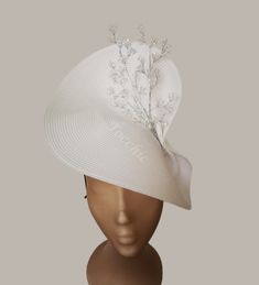 Elegant white bride fascinator hat. This original white Tea Party hat for woman is decorated with a silver metal composition that makes a branch. This white and silver wedding hat for women is perfect for brides or for any special occasion like the Kentucky Derby, Ascot races, weddings, Tea Party... It is mounted on a headband that allows to tilt the fascinator to the liking of each one. You can choose the side of the head where you like to wear the fascinator. The headdress has been hand sewn. Elegant Evening Bridal Accessories For Spring, Elegant Spring Evening Bridal Accessories, Silver Fascinator For Kentucky Derby Races, Silver Headpiece For Party At Royal Ascot, Silver Headpieces For Party At Royal Ascot, Elegant Silver Fascinator For Wedding, Elegant Silver Wedding Fascinator, Elegant White High Crown Mini Hat, Elegant Silver Mini Hat For Formal Events