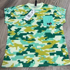 Adidas X Lego Kids Lifestyle Play Tee - Size Xsmall Hs1146 Nwt Green T-shirt For Playwear In Summer, Green T-shirt For Summer Playwear, Casual Green T-shirt For Summer, Spring Camouflage Cotton T-shirt, Casual Green Adidas T-shirt, Casual Green Adidas Tops, Green Crew Neck T-shirt For Play, Camouflage Tops With Graphic Print For Spring, Spring Camouflage Tops With Graphic Print