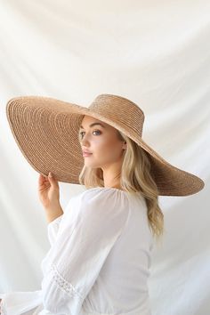 Cowgirls Hairstyles, Oversized Sun Hat, Wide Brim Straw Hat, Summer Straw Hat, San Diego Hat, Women Hats Fashion, Floppy Sun Hats, Large Hats, Elegant Hats