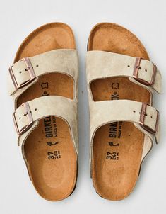 Birkenstock Women's Arizona Soft Footbed Sandal Classic Beach Slides With Buckle Closure, Casual Beach Sandals With Brass Buckle, Womens Birkenstocks, Cute Womens Shoes, Tokyo Street Fashion, Birkenstock Women, Footbed Sandals, Mode Casual, Birkenstock Arizona