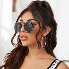 Casual         Women Accessories Edgy Retro, Black Aviator Sunglasses, Sunglasses Frame, Black Aviators, Pilot Sunglasses, Trending Sunglasses, Vintage Glam, Beach Accessories, Black Sunglasses