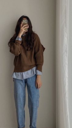 Very Casual Outfits Simple, Colors That Go With Tan Outfits, Stem Women Outfits, Outdoorsy Professional Style, Staylesh Women, Scandinavian Spring Outfit, Vintage Academia Outfit, Staylesh Girl, Button Up With Sweater