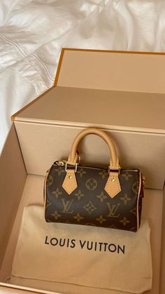 High End Clothes, Luiviton Bag, Louise Vuitton Bag, Purses And Handbags Aesthetic, Lv Bag Aesthetic, Lv Bags Louis Vuitton Handbags, Bags Aesthetic Luxury, Luxury Bags Aesthetic, Louis Vuitton Bag Aesthetic