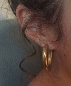 Laau_gaarcia🤎 Everyday Jewelry Aesthetic, Gold Hoops Aesthetic, Jewelry Aesthetic Earrings, Hoops Aesthetic, Golden Brunette, Hoop Earrings Aesthetic, Earrings Aesthetic, Cinnamon Swirl