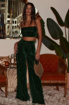 Holiday parties, date nights, and GNO's have been covered with the Rhea Emerald Velvet Crop Top. This top is perfect for any occasion, and will have you feeling like the most elegant person in the room. Style this crop tank with the matching Rhea Emerald Velvet Pants and a strappy heel for show stopping look this season. STYLE RECOMMENDATIONS: - pair with the matching Rhea Emerald Velvet Trousers PRODUCT DESCRIPTION AND MATERIALS: - emerald velvet crop top - adjustable straps - exposed back zipp Velvet Drapes, Drape Maxi Dress, Style Français, Velvet Crop Top, Velvet Trousers, Solid Color Pants, Loose Trousers, Gold Velvet, Midi Dress Casual