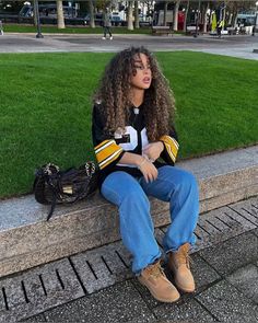 curly hairstyle, casual outfit, denim, boots, jersey Black Timbs Outfits Women, Cute Outfits With Timberlands, Timberlands Outfits Women, Timberland Boots Outfit Winter, Tims Outfits Woman, Timbs Outfits Women, Timberland Boots Women Outfit, Tims Outfits, Timbs Outfit