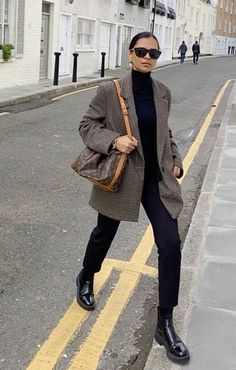 London Business Casual Women, Monochromatic Outfit Work Wear, Cozy Fall Outfits Aesthetic 2023, Emitaz Outfits Winter, French Daily Fashion, Dressy Causal Outfits Women, Work Casual Winter Outfit, February Outfit Ideas Winter, Causal Work Outfits For Women Winter