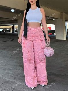 Outfits With Pink Cargo Pants, Pink Cargos Outfit, Cargo Pants Outfit Cute, How To Style Pink Pants, Baddie Fashion Outfits, Fashion Nova Outfits Ideas, Pink Streetwear Outfit, Mummy Jeans, Cute Outfits Baddie