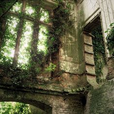 an old building with ivy growing on it