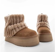 Cute Uggs, Fluffy Shoes, Preppy Shoes, Pretty Shoes Sneakers, Ugg Classic Mini, Stunning Shoes, Hype Shoes, Girly Shoes