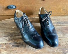 Vintage circa 1910s men's dress shoes. Cap toe oxfords with stacked heel and cotton laces. Estimated fit on these is a women's size 8 and possibly a little narrow. Very good condition.  Measurements: inside footbed 10-1/4" across ball of foot on sole 3-1/4" across arch on sole 1-5/8" heel 1-1/4" inside arch 1-7/8" across  inside heel 2-1/8" across bottom of shoe 11" long Vintage Closed Toe Oxfords For Work, Vintage Oxfords For Business In Fall, Vintage Business Oxfords For Fall, Vintage Wingtip Oxfords With Laces, Vintage Brogue Oxfords For Fall, Vintage Wingtip Oxfords For Spring, Vintage Oxfords For Formal Occasions, Vintage Formal Oxfords With Laces, Vintage Oxfords With Laces And Round Toe