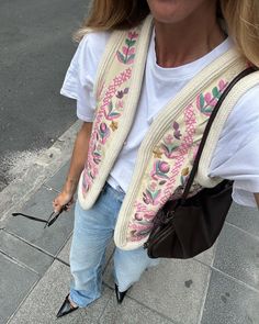 Spring Outfits With Jeans, Quilted Vest Outfit, Outfits With Jeans, Jeans Outfit Spring, Spring Sneakers, Spring Outfits Women, Mode Inspo, Casual Spring, Outfits Women